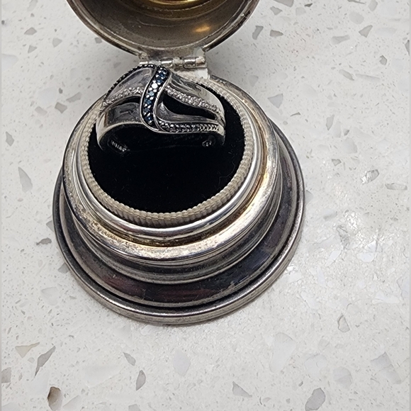 Blue diamond and diamond twist ring - Picture 2 of 3